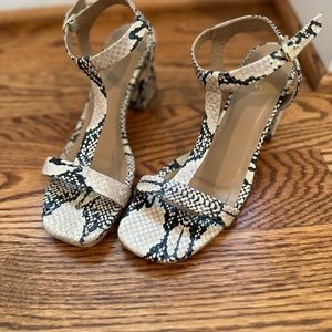 Kaanas chunky t-strap sandals, sz8